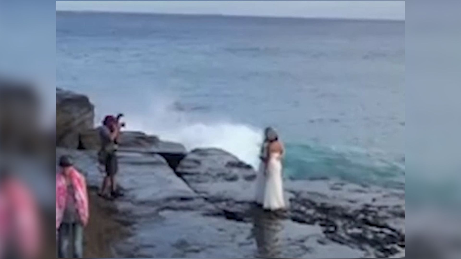 Copertina di Il matrimonio più fortunato dell’estate? È questo: sono in posa sugli scogli per le foto, ma ciò che succede è da ridere