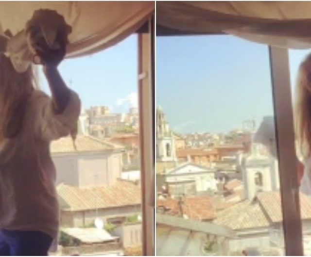 Mara Venier spericolata su Instagram, aggrappata alle tende pulisce i vetri di casa. Vedere per credere