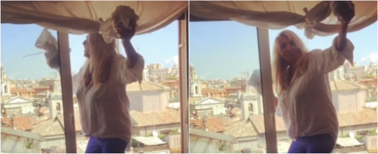Copertina di Mara Venier spericolata su Instagram, aggrappata alle tende pulisce i vetri di casa. Vedere per credere