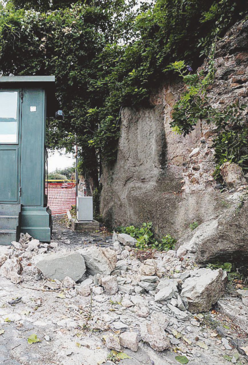 Copertina di Roma, un altro crollo ai Fori. Massi dalla Rupe Tarpea