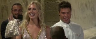 Copertina di Matrimonio Chiara Ferragni-Fedez, il bacio dei futuri sposi sul balcone fa impazzire i fan