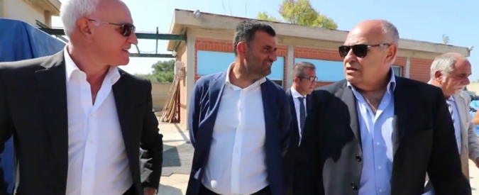 Copertina di Puglia, il fuorionda dell’assessore Pd sulla ministra M5s Lezzi: “Da prendere a schiaffoni”. Fico: “Inqualificabile”