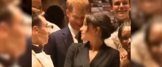 Copertina di Meghan Markle si lascia scappare un nomignolo rivolto al principe Harry: imbarazzo (e ilarità) davanti al pubblico
