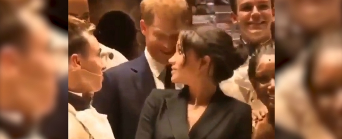 Copertina di Meghan Markle si lascia scappare un nomignolo rivolto al principe Harry: imbarazzo (e ilarità) davanti al pubblico