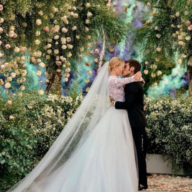 Matrimonio Chiara Ferragni-Fedez: il rapper e l’influencer sono marito e moglie. L’abito della sposa in stile Grace Kelly e il primo bacio da sposi- FOTO E VIDEO