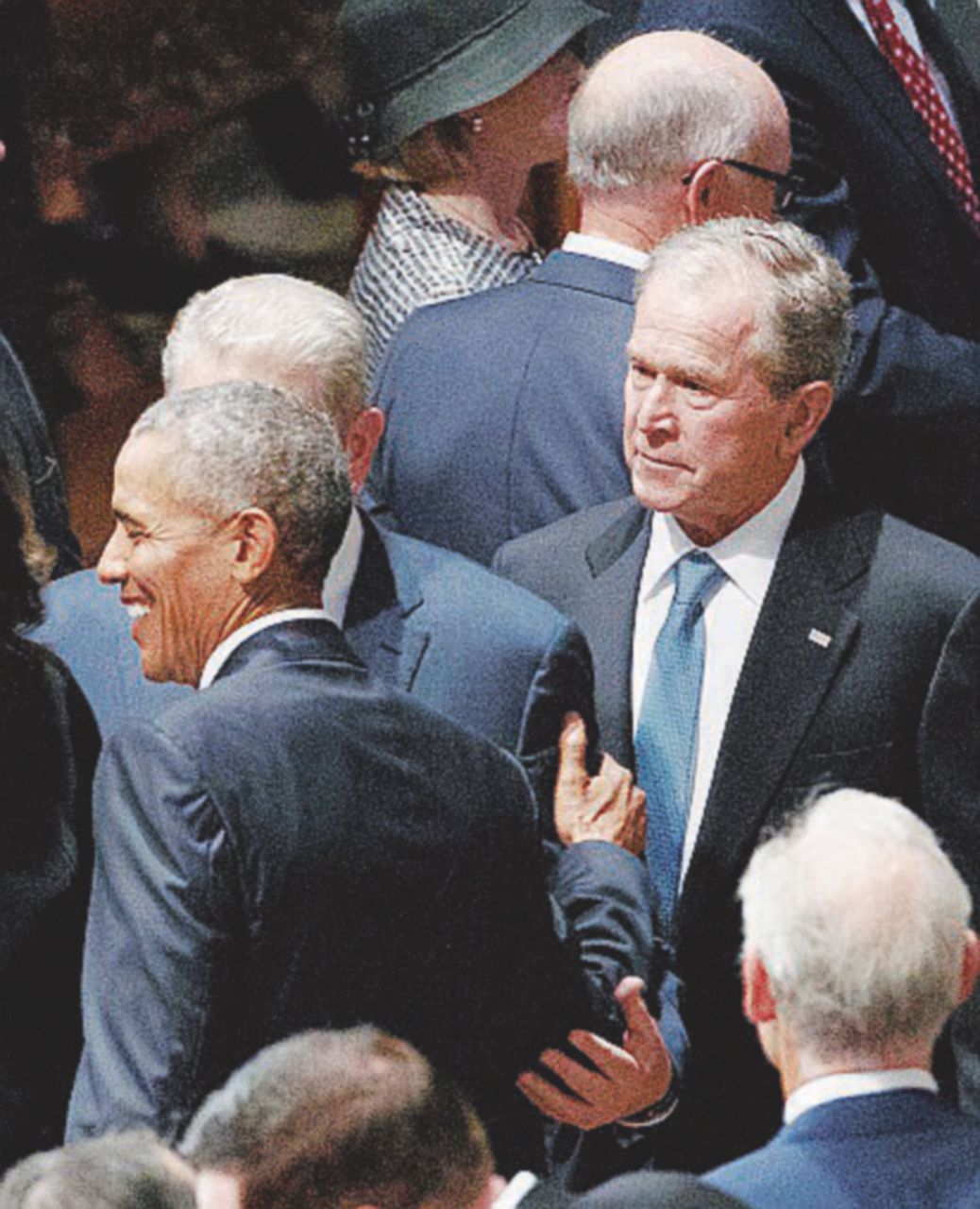 La politica va ai funerali di McCain mentre Trump gioca a golf