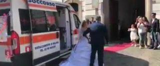 Copertina di Napoli, gli sposi si presentano in ambulanza a sirene spiegate: il video che ha suscitato le polemiche