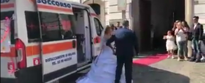 Copertina di Napoli, gli sposi si presentano in ambulanza a sirene spiegate: il video che ha suscitato le polemiche