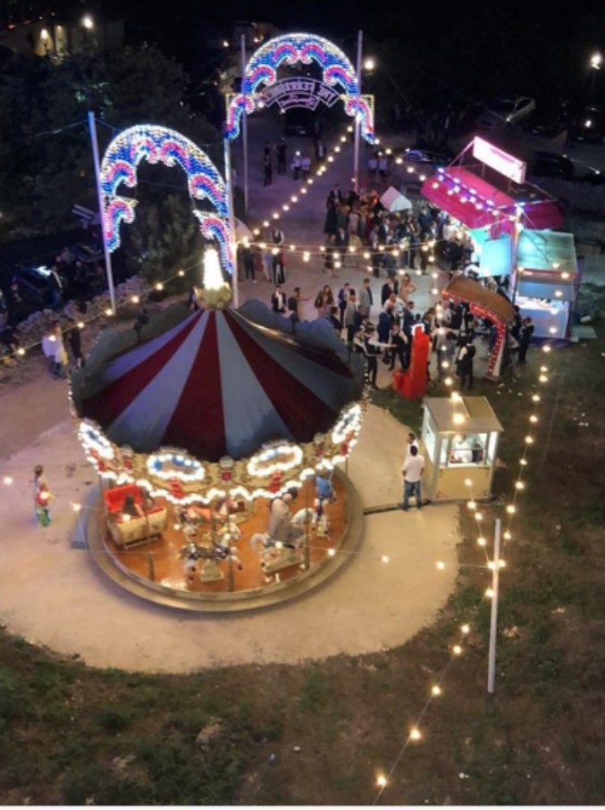 Copertina di Matrimonio Chiara Ferragni-Fedez: il party delle nozze tra i fuochi d’artificio e il Luna Park. Su Twitter si scatena l’ironia ma Fiorello difende la coppia