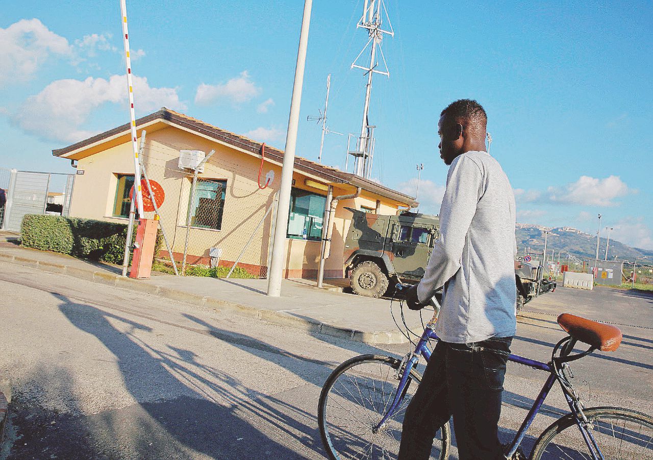 Gestori in Ferrari, “porcherie” e cibo avariato ai migranti