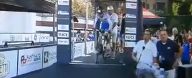 Copertina di Varese, epic fail della ciclista francese: l’atleta è al via dalla pedana, ma la partenza è disastrosa