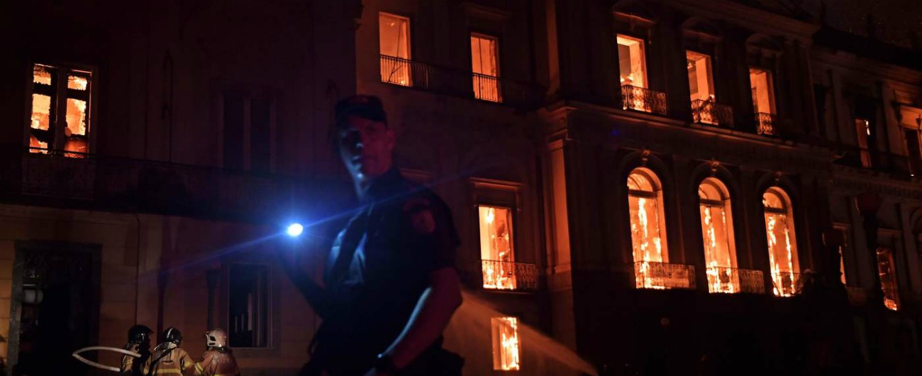 Copertina di Rio de Janeiro, incendio devasta il Museo Nazionale: danni incalcolabili. “Una tragedia annunciata, colpa del governo”