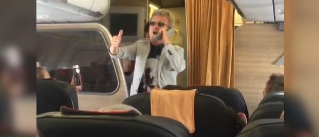 Passeggeri infuriati sul volo Alitalia Lamezia-Roma, ci pensa Pupo: canta “Su di noi” e riporta la calma