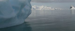 Copertina di Artico, enorme massa d’acqua calda sotto il ghiaccio: “In 30 anni la temperatura è raddoppiata, è una bomba a orologeria”
