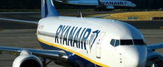 Copertina di Ryanair, il sovrapprezzo per il bagaglio a mano è retroattivo. Enac: “La compagnia chiarisca”
