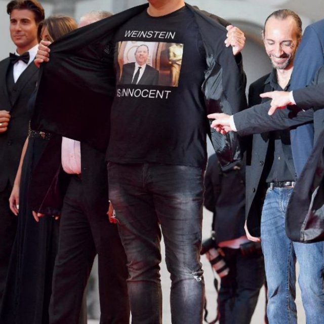 Festival di Venezia 2018, “Weinstein è innocente”: polemiche per la maglietta choc comparsa sul red carpet