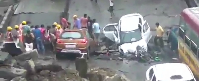 Copertina di Calcutta, crolla il ponte Majerhat. Imprecisato il numero delle vittime e dei veicoli intrappolati sotto le macerie