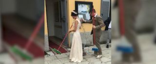 Copertina di Lecco, la lezione di civiltà degli sposi tedeschi dopo il matrimonio: paletta e scopa in mano, ecco cosa fanno