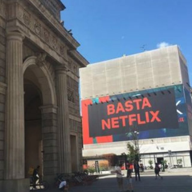Basta Netflix, ecco tutta la verità sui cartelloni apparsi a Milano