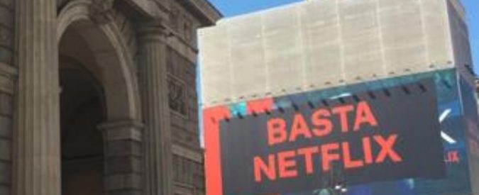 Basta Netflix, ecco tutta la verità sui cartelloni apparsi a Milano