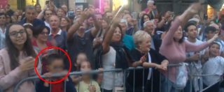 Copertina di Viterbo, Salvini acclamato dalla folla ma un bambino in prima fila non ci sta. Ecco la sua reazione