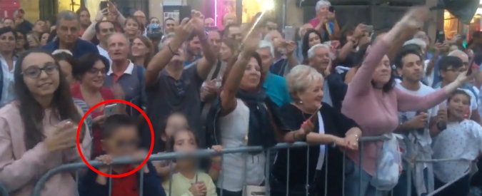 Copertina di Viterbo, Salvini acclamato dalla folla ma un bambino in prima fila non ci sta. Ecco la sua reazione