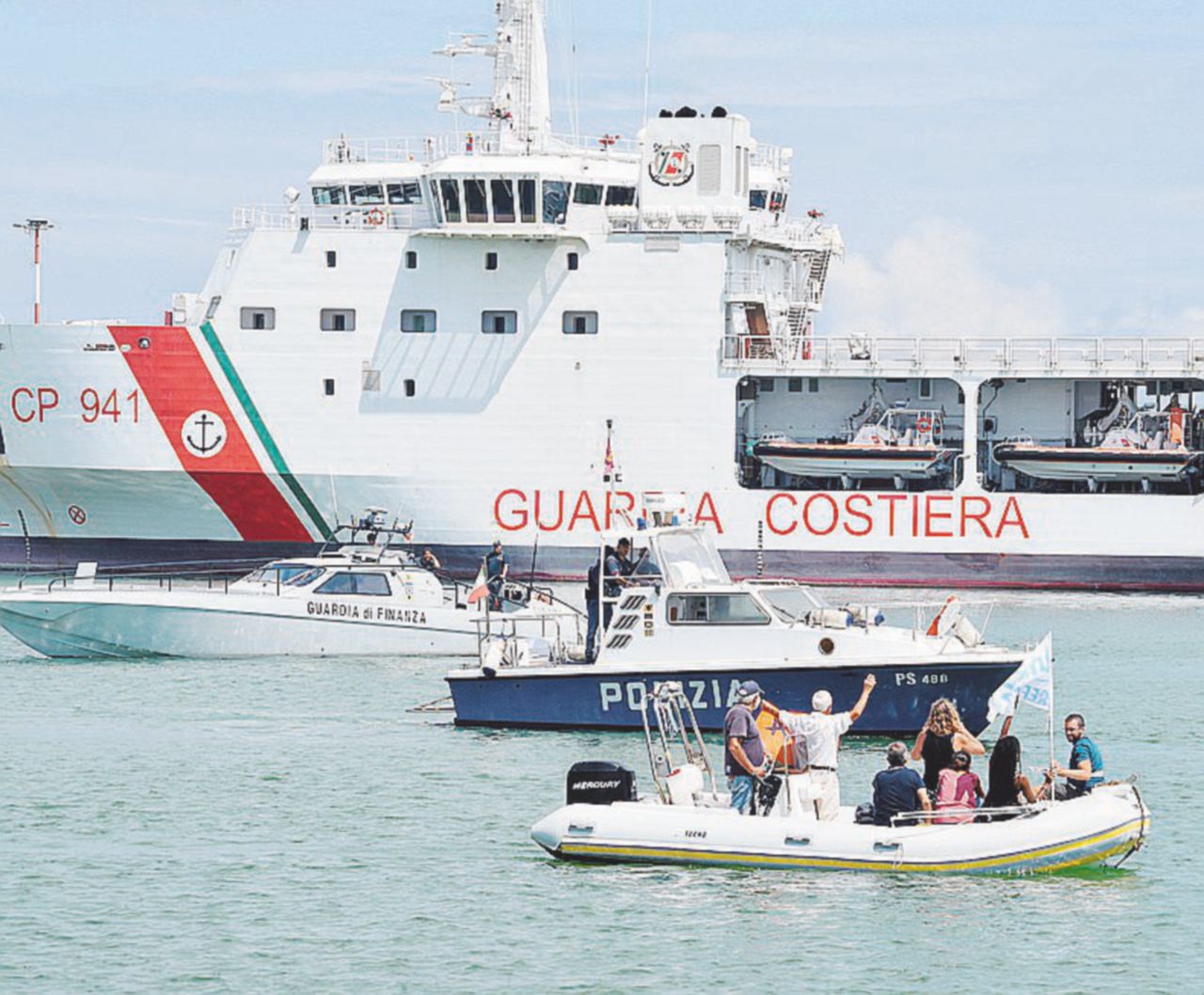 Copertina di La Diciotti era stata già bloccata a luglio, anche Roma valuta il sequestro di persona