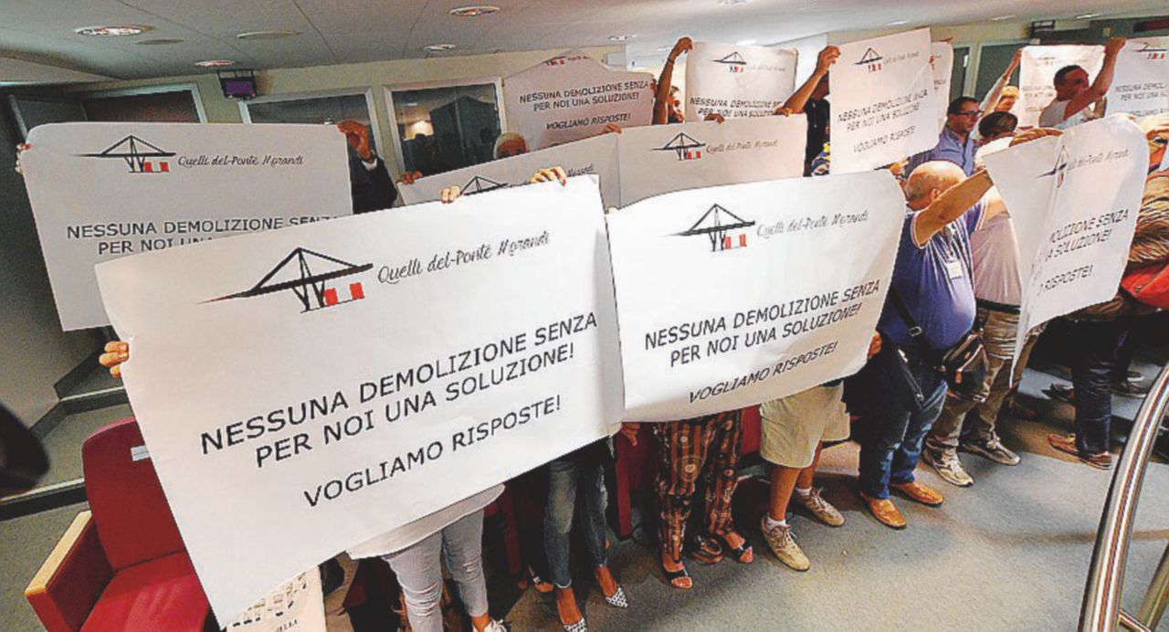 Genova, protestano gli sfollati. Si chiude il cerchio degli indagati