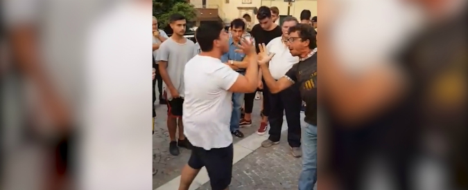 Copertina di Matera, tra urla e gesti la sfida in piazza a morra diventa uno show. E il gioco popolare è da ridere