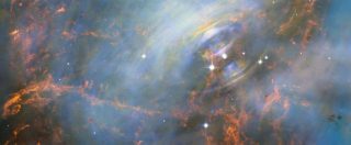 Copertina di Da fusione di due stelle di neutroni bozzolo di detriti cosmici che si sta espandendo