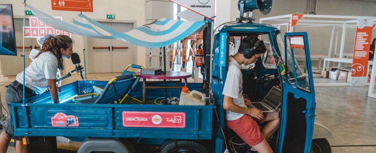 Copertina di Migranti, il sondaggio tra i millennial: “Gli stranieri non ci rubano il lavoro”. Rimpatri? L’82 per cento è contrario