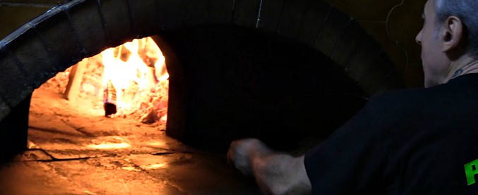 Copertina di Ponte Morandi, riapre la pizzeria in zona rossa chiusa dopo il crollo: “Così proviamo a tornare alla normalità”