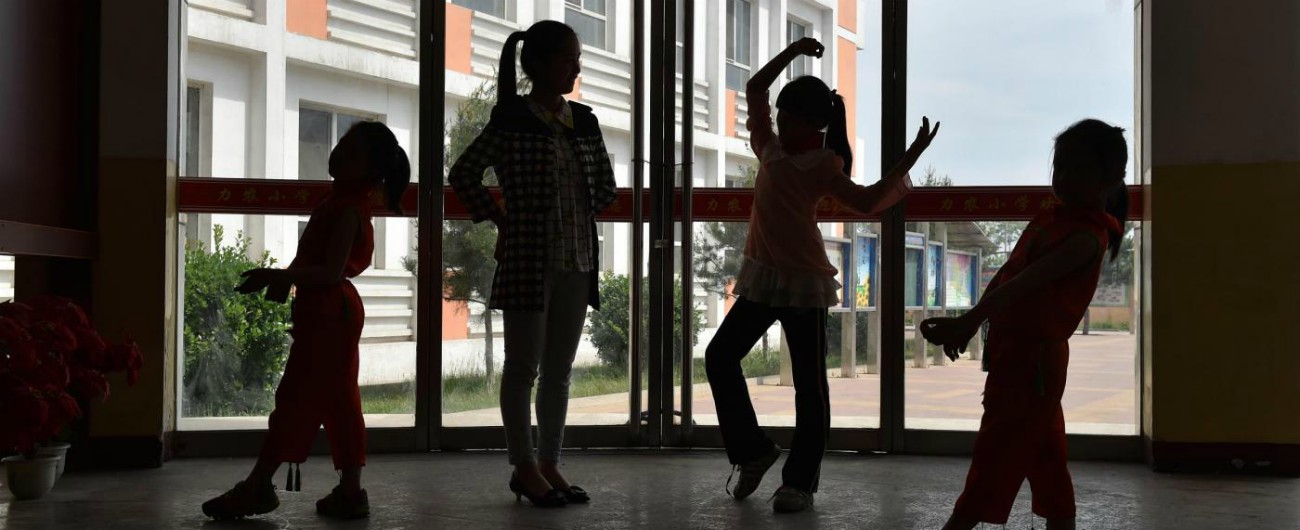 Cina, muro eretto dentro la scuola: le famiglie ricche non vogliono che i figli studino con quelli dei migranti lavoratori