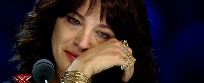 Copertina di X Factor, le lacrime di Asia Argento per l’interpretazione della 18enne di “Io che amo solo te”: l’esordio al talent