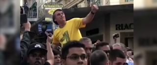 Copertina di Brasile, accoltellato durante un comizio il candidato dell’estrema destra: il video dell’aggressione a Bolsonaro