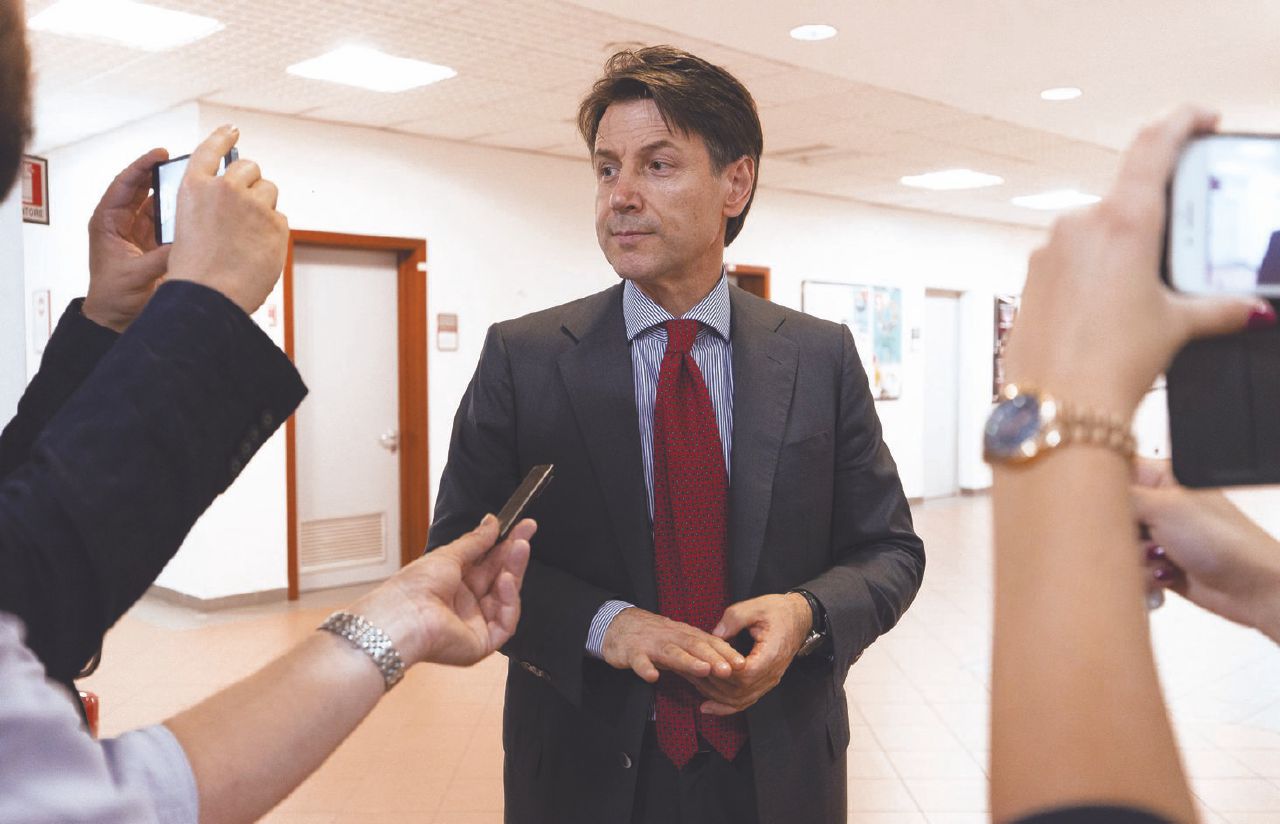 Conte e il concorso a Roma: rinvia l’esame, ma non lascia