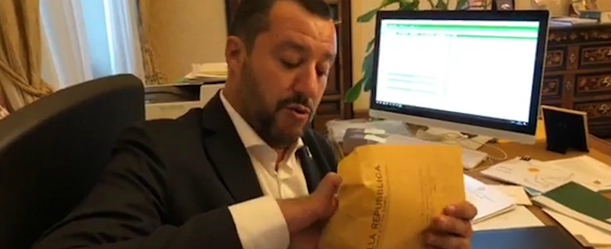 Copertina di Caso Diciotti, Salvini mostra in diretta Facebook l’avviso di garanzia: “Sono indagato, qualcuno vuole fermarmi”