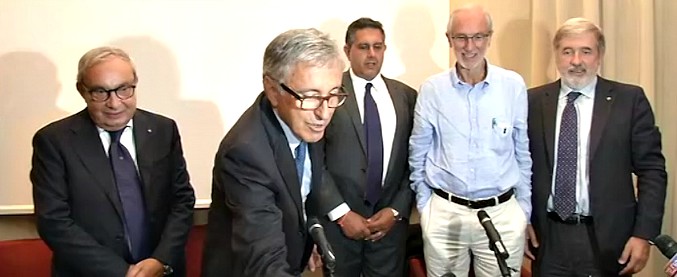 Copertina di Ponte Morandi, l’ad di Autostrade Castellucci fa cadere il modellino di Renzo Piano