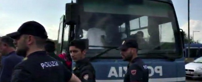 Copertina di Roma, il blitz della polizia al Baobab: “Cercano i migranti della Diciotti”. L’anticipazione di Piazzapulita