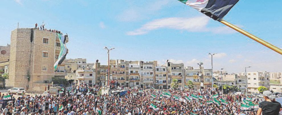Contro il raìs - Manifestazione contro il regime ieri a Idlib dove vivrebbero attualmente tra i 2 e i 4 milioni di persone - Afp “Civili o jihadisti, Assad ci ammazzerà tutti”