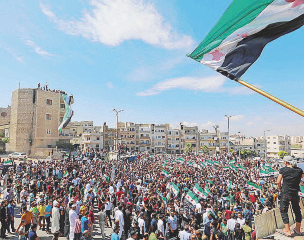 Contro il raìs - Manifestazione contro il regime ieri a Idlib dove vivrebbero attualmente tra i 2 e i 4 milioni di persone - Afp “Civili o jihadisti, Assad ci ammazzerà tutti”
