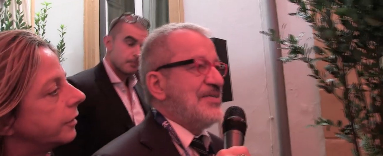 Copertina di Fondi Lega, a Cernobbio Maroni fa scena muta. Lo slalom tra i cronisti: “Belsito? Non rispondo”