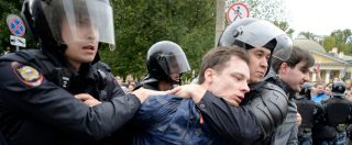 Copertina di Russia, 840 fermati per le manifestazioni contro la riforma pensioni. Decine di migliaia per le strade: “Putin è un ladro”