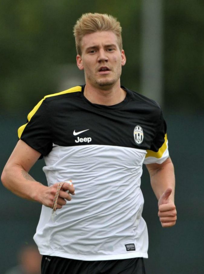***** Collection Juventus *****
Foto Daniele Badolato - LaPresse
31 08 2012 Torino
Sport
Primo allenamento per il nuovo giocatore della Juventus Nicklas Bendtner
Nella foto : Nicklas Bendtner
Foto Daniele Badolato - LaPresse
31 08 2012 Turin
Sport
New Juventus player Nicklas Bendtner first training session
In the picture Nicklas Bendtner Nicklas Bendtner, l’ex juventino arrestato a Copenaghen per aver rotto la mascella a un tassista