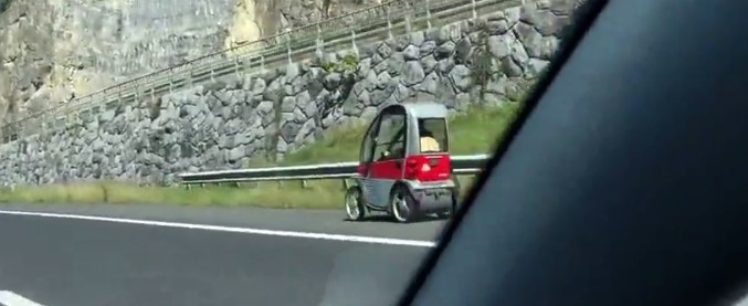 Copertina di Col trattore in tangenziale? Questo ottantenne ha fatto di meglio. Ecco come ha affrontato l’A9