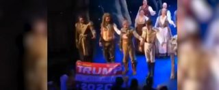 Copertina di Tra il pubblico spunta la bandiera pro Trump: sul palco l’attore del musical “Frozen” reagisce così