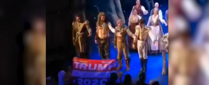 Copertina di Tra il pubblico spunta la bandiera pro Trump: sul palco l’attore del musical “Frozen” reagisce così