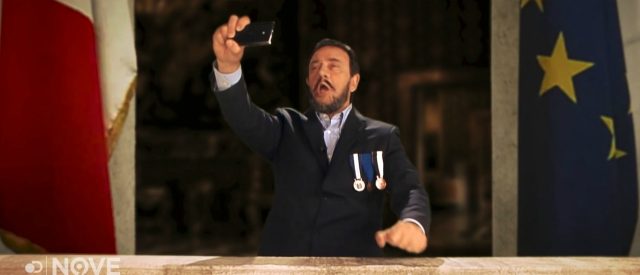 Crozza sul Nove nei panni del ministro Salvini: “L’ora della diretta social è giunta”