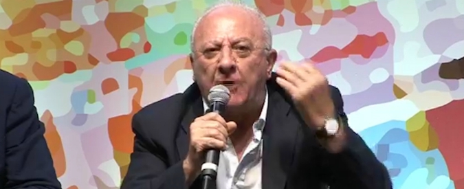 Copertina di Pd, lo show di De Luca: ‘Segretario gioca a calcio a Scampia ma non ha idee su Sud. Zone del Paese in mano a bande di nigeriani’