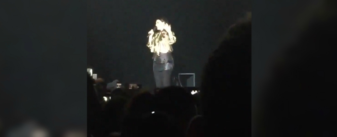 Copertina di Laura Pausini al concerto: “Vi criticano per ogni cosa? Rispondete così: e voi chi c… siete?”. Poi l’insegnamento ai fan
